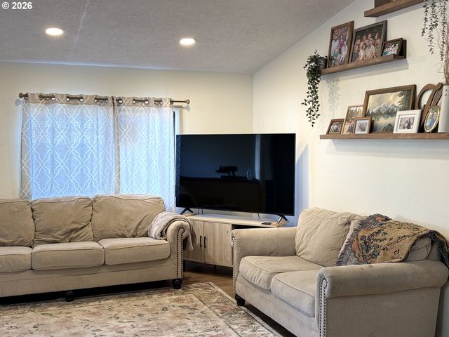 18780 CENTRAL POINT Rd 7, Oregon City, OR 97045