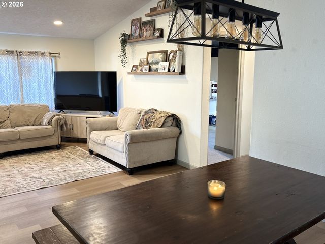18780 CENTRAL POINT Rd 7, Oregon City, OR 97045