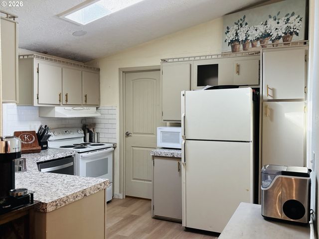 18780 CENTRAL POINT Rd 7, Oregon City, OR 97045