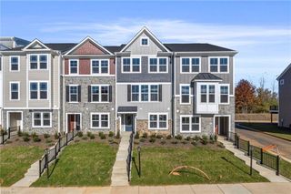 3 Bracewell LN, Yorktown, VA 23692