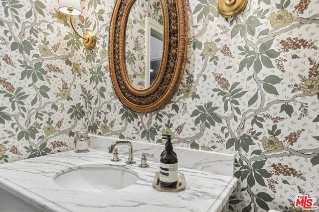 154 S Anita Avenue, Los Angeles, CA 90049