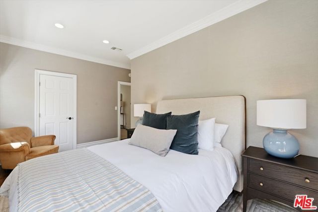 154 S Anita Avenue, Los Angeles, CA 90049