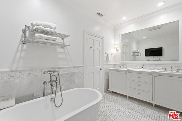 154 S Anita Avenue, Los Angeles, CA 90049