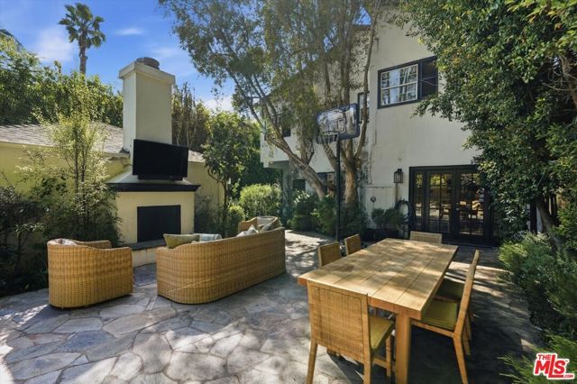 154 S Anita Avenue, Los Angeles, CA 90049