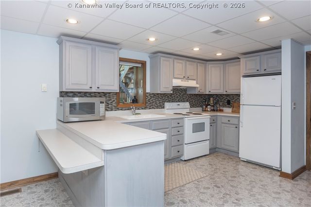 137 Summit Ridge Road, Hurricane, WV 25526