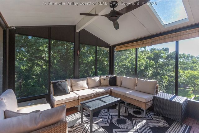 137 Summit Ridge Road, Hurricane, WV 25526