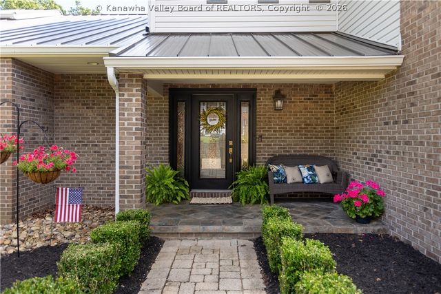 137 Summit Ridge Road, Hurricane, WV 25526