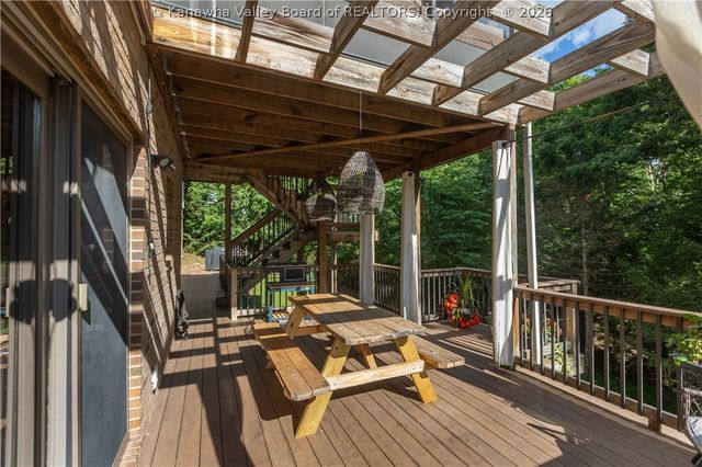 137 Summit Ridge Road, Hurricane, WV 25526