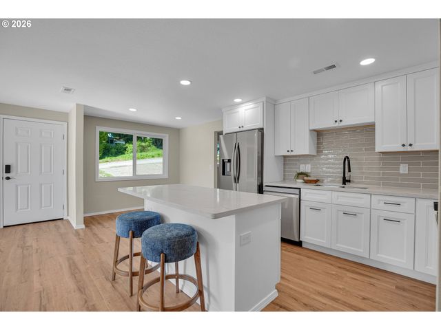 1822 Sw MARIGOLD St, Portland, OR 97219