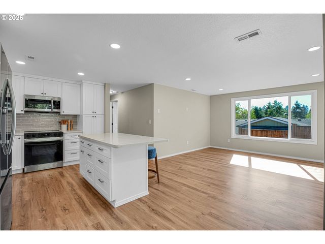 1822 Sw MARIGOLD St, Portland, OR 97219