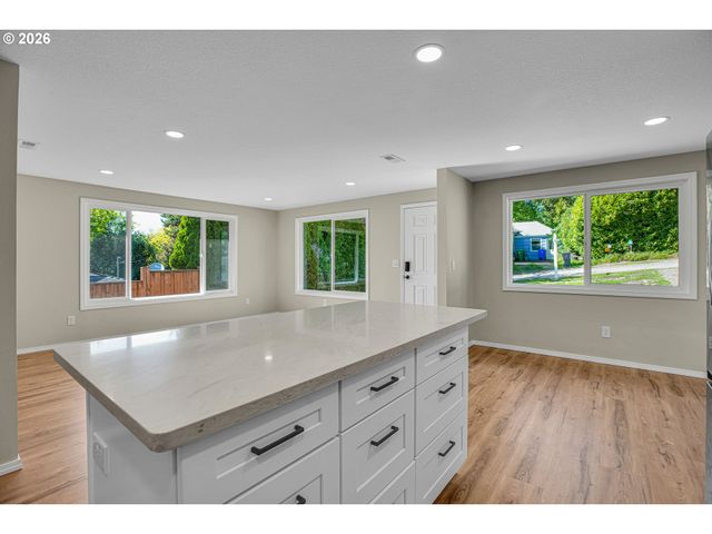 1822 Sw MARIGOLD St, Portland, OR 97219