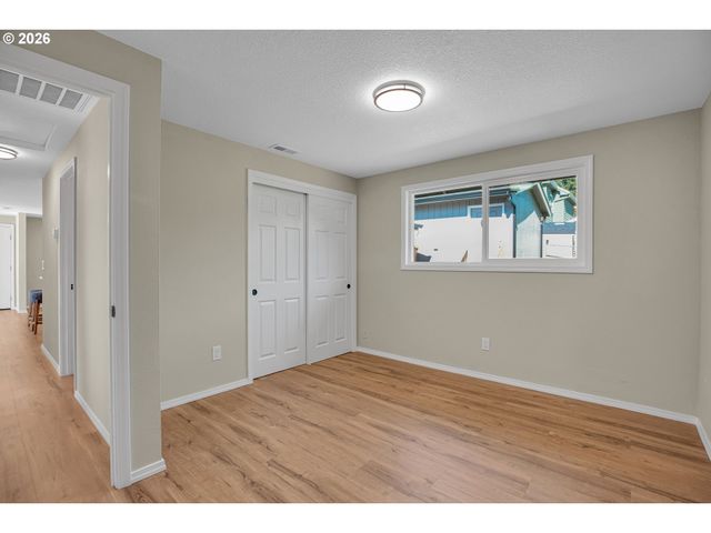 1822 Sw MARIGOLD St, Portland, OR 97219