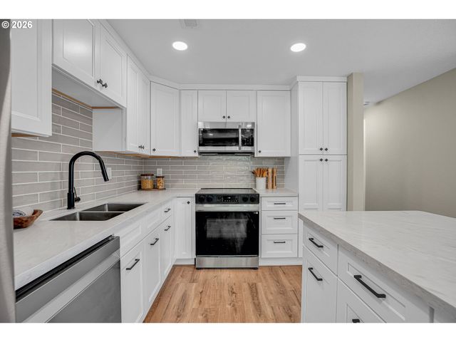 1822 Sw MARIGOLD St, Portland, OR 97219