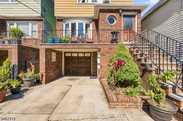 46 Grace St, Jersey City, NJ 07307