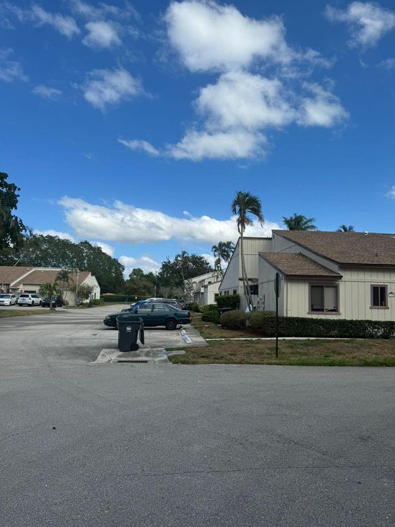 Image 2 of property listing at 11866 Sturbridge Lane, Wellington, FL 33414
