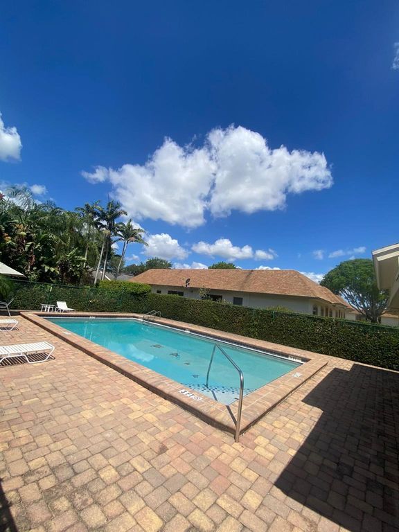 Image 3 of property listing at 11866 Sturbridge Lane, Wellington, FL 33414