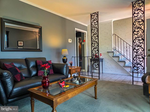 811 CARMAN DR, Wyomissing, PA 19610