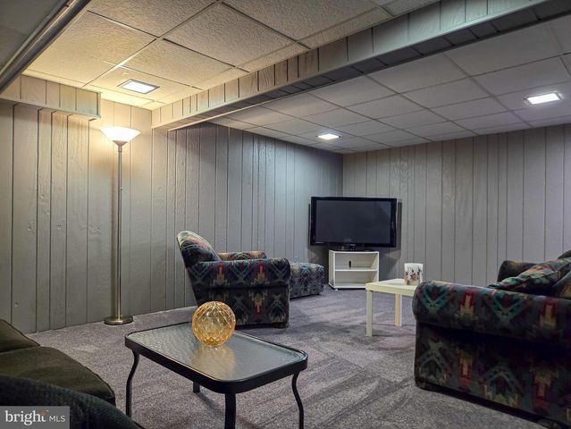 811 CARMAN DR, Wyomissing, PA 19610