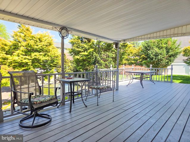 811 CARMAN DR, Wyomissing, PA 19610
