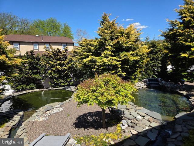 811 CARMAN DR, Wyomissing, PA 19610