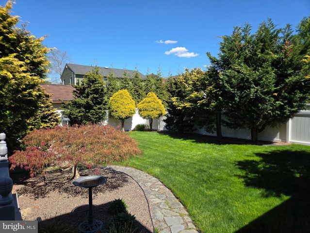 811 CARMAN DR, Wyomissing, PA 19610