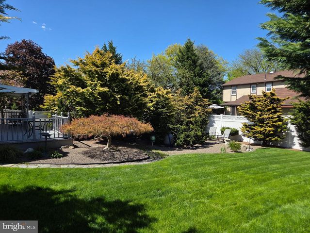 811 CARMAN DR, Wyomissing, PA 19610