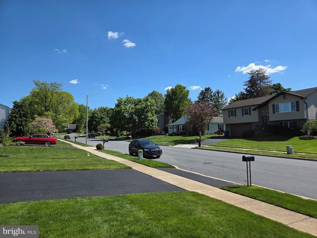 811 CARMAN DR, Wyomissing, PA 19610