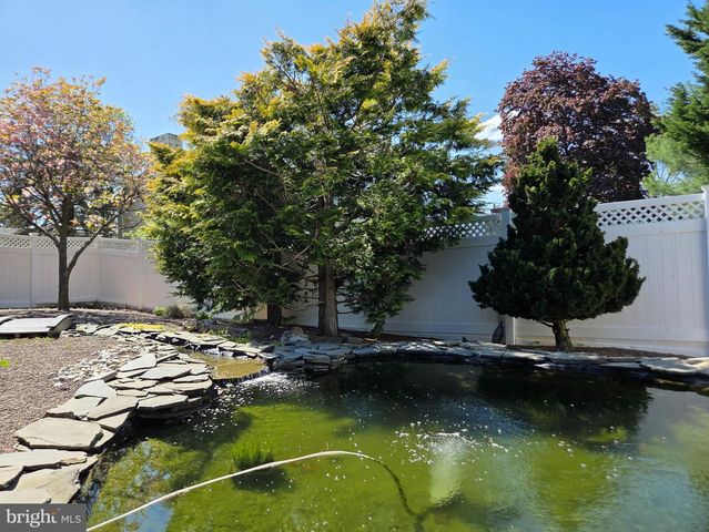811 CARMAN DR, Wyomissing, PA 19610