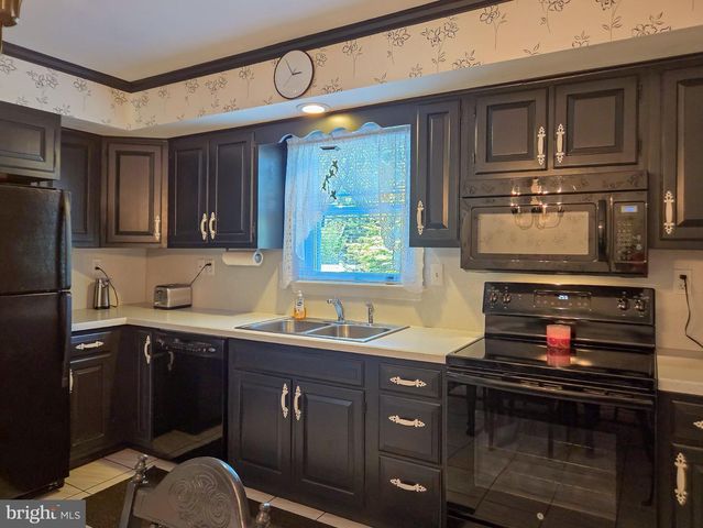 811 CARMAN DR, Wyomissing, PA 19610