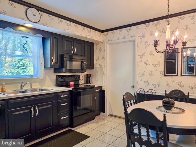 811 CARMAN DR, Wyomissing, PA 19610