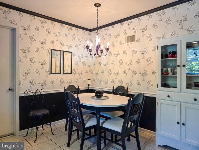 811 CARMAN DR, Wyomissing, PA 19610