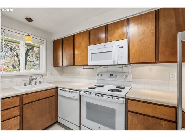 1488 FETTERS Loop, Eugene, OR 97402