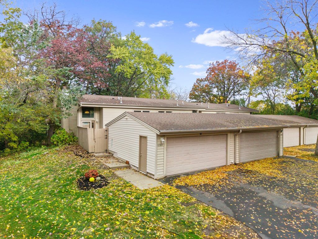 6384 Aspenwood Plaza, Woodbury, MN 55125 — exterior