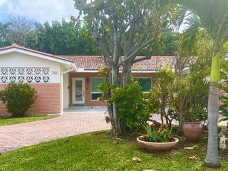 266 NE Wavecrest Way, Boca Raton, FL 33432