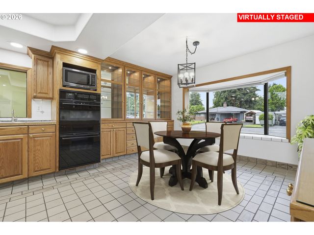890 N HOLLY St, Canby, OR 97013
