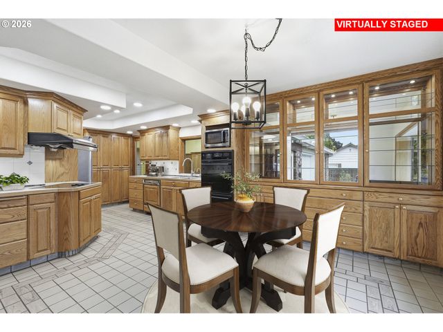 890 N HOLLY St, Canby, OR 97013