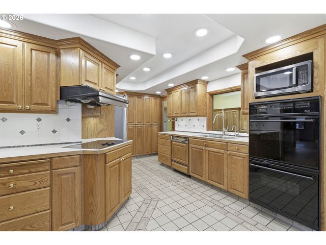 890 N HOLLY St, Canby, OR 97013