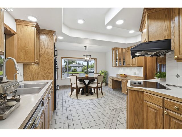 890 N HOLLY St, Canby, OR 97013