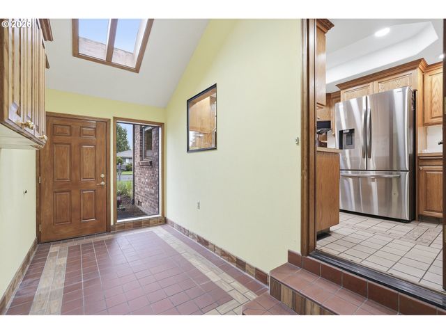 890 N HOLLY St, Canby, OR 97013