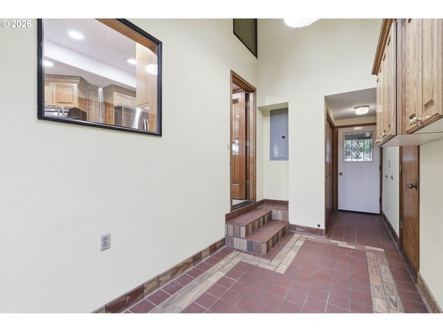 890 N HOLLY St, Canby, OR 97013