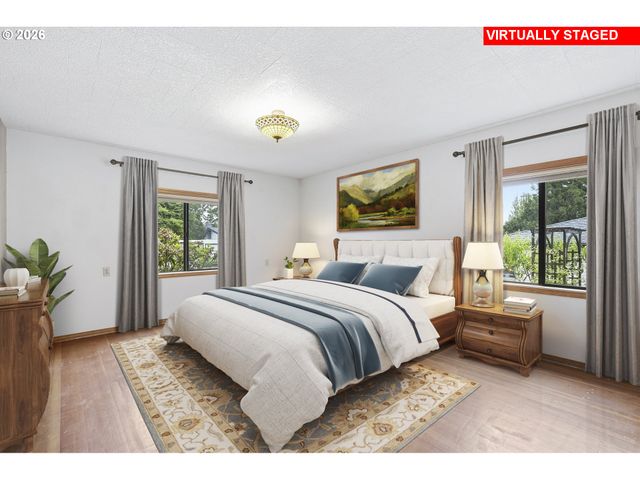 890 N HOLLY St, Canby, OR 97013