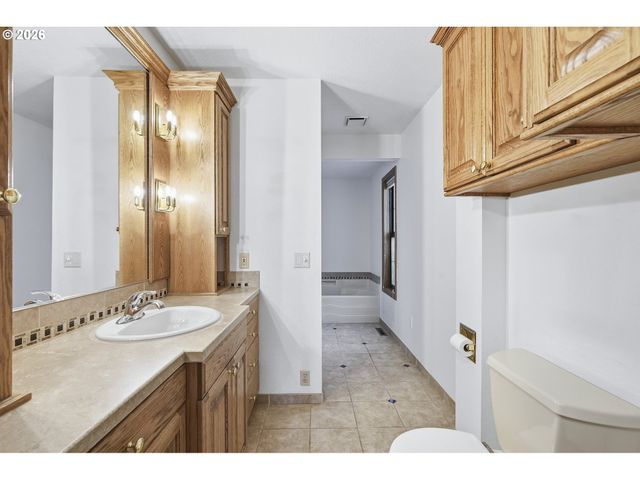 890 N HOLLY St, Canby, OR 97013
