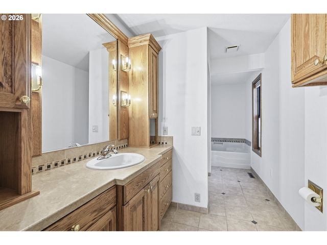 890 N HOLLY St, Canby, OR 97013