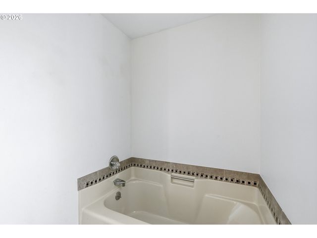 890 N HOLLY St, Canby, OR 97013