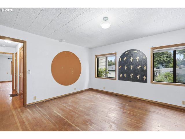 890 N HOLLY St, Canby, OR 97013