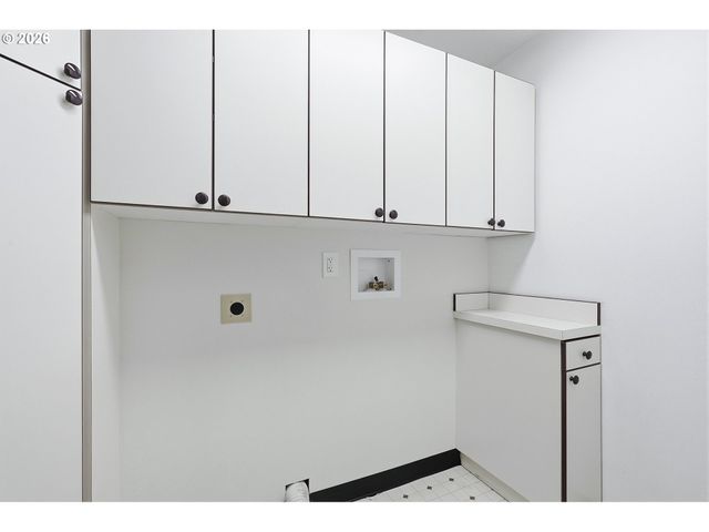 890 N HOLLY St, Canby, OR 97013