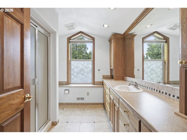 890 N HOLLY St, Canby, OR 97013