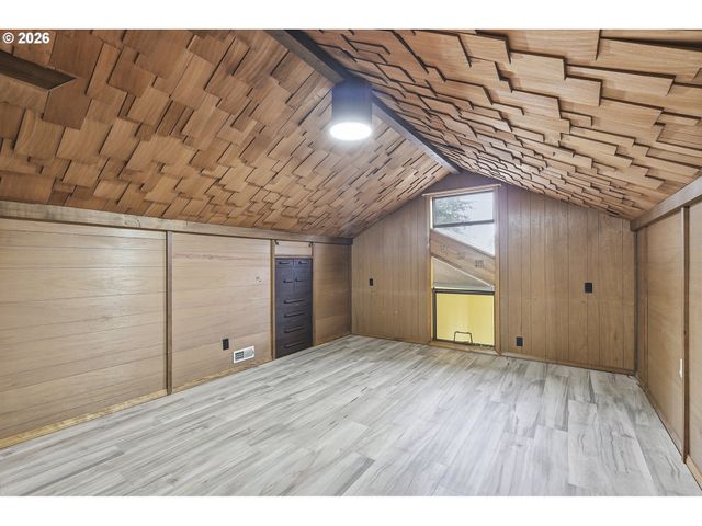 890 N HOLLY St, Canby, OR 97013
