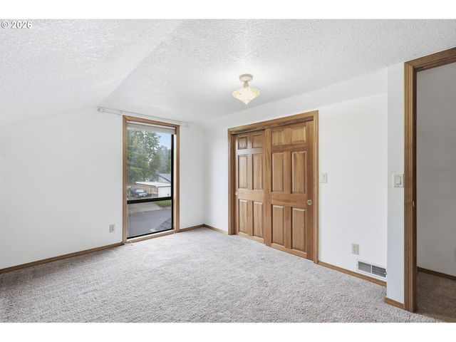 890 N HOLLY St, Canby, OR 97013