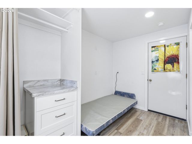 890 N HOLLY St, Canby, OR 97013